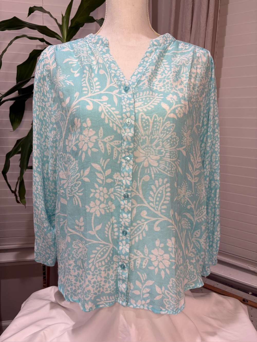 Zac & Rachel Women's Blue/White Floral V-Neck Button Front Blouse, M - Picture 4 of 12